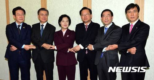 【서울=뉴시스】박주성 기자 = 추미애(왼쪽에서 세번째) 더불어민주당 대표가 8일 오전 서울 여의도의 한 식당에서 민주당 대선후보 5인과 만나 최근 '최순실 게이트'와 관련한 정국 상황을 논의하기에 앞서 손을 맞잡고 기념촬영을 하고 있다. 왼쪽부터 이재명 성남시장, 문재인 전 대표, 추미애 대표, 김부겸 의원, 박원순 서울시장, 안희정 충남지사, 2016.11.08. photo@newsis.com