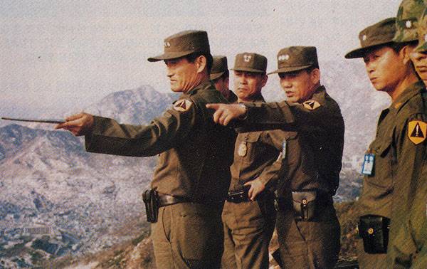 "호랑이 새끼 두마리를 키웠다":장태완 사령관(오른쪽 두번째)의 경복궁 주둔 30경비단 순시. 왼쪽에서 두번째가 장세동 대령, 맨 오른쪽이 합수부에 파견됐던 33헌병대장 최석립 중령. 두사람은 하나회 회원으로 12·12 당시 장사령관을 따돌린 뒤 쿠데타 진영에 가담했다.