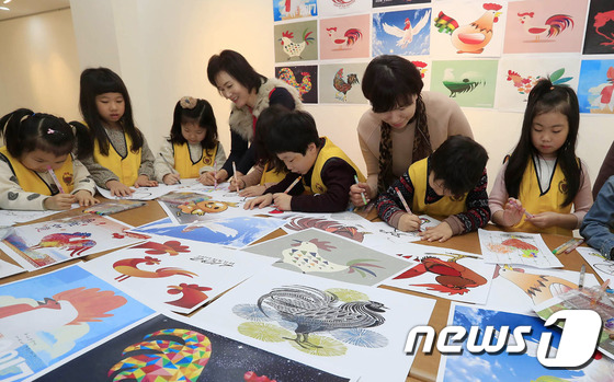 광주 북구 평생학습센터 자미갤러리에서 어린이들이 색연필을 이용해 닭을 그리고 있다./뉴스1 © News1