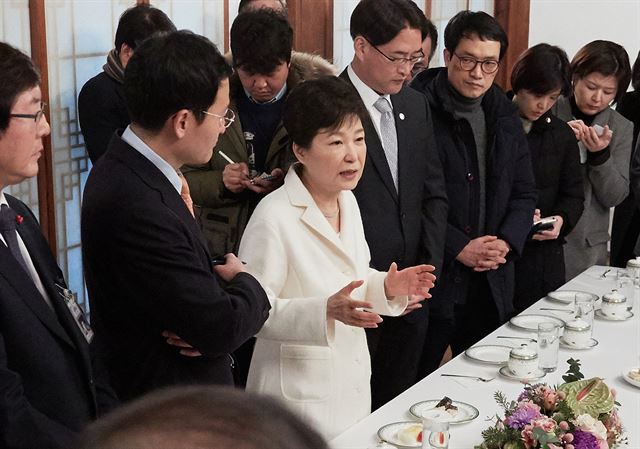 박근혜 대통령이 새해 첫날인 지난 1일 오후 청와대 상춘재에서 출입기자단과 신년인사회를 겸한 티타임을 갖고 참석자들의 질문에 답하고 있는 모습. 청와대 제공