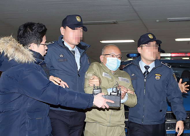 긴급체포된 문형표 前 보건복지부 장관이 2016년 12월28일 박영수 특별검사팀 사무실로 들어가고 있다. © 연합뉴스
