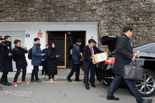 박영수 특별수사팀이 지난달 26일 오전 서울 종로구 평창동 김기춘 전 비서실장의 집을 압수수색한 후 압수물을 차량에 싣고 있다. 한국일보 자료사진