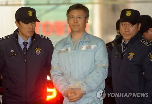 (서울=연합뉴스) 김주성 기자 = 청와대 문건 유출 사건의 핵심 피의자인 정호성 전 청와대 부속비서관이 4일 오후 특검 조사를 받기 위해 서울 강남구 대치동 박영수 특별검사팀 사무실로 들어가고 있다 2017.1.4 utzza@yna.co.kr