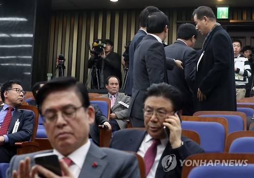 떠나는 전국상임위원들 (서울=연합뉴스) 신준희 기자 = 6일 오후 서울 여의도 국회에서 열린 새누리당 상임전국위원회. 예정됐던 비대위원 구성 안건 처리 등이 정족 수 미달로 지연되자 참석했던 상임위원들이 회의장을 나서고 있다. 왼쪽 아래는 정우택 원내대표. hama@yna.co.kr