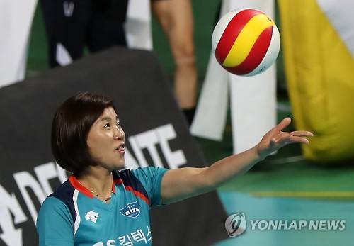 서브 넣는 장윤희 (서울=연합뉴스) 윤동진 기자 = 6일 오후 서울 장충체육관에서 열린 여자 프로배구 GS칼텍스 구단 OB 대 고려대 남자팀 경기. OB팀 장윤희가 서브를 넣고 있다. 2017.1.6 mon@yna.co.kr