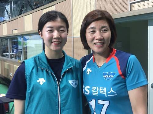 (서울=연합뉴스) 최인영 기자 = 여자배구 전설 장윤희(오른쪽)가 6일 서울 장충체육관에서 열린 GS칼텍스 OB팀과 고려대의 이벤트 경기 후 딸 이윤주 양과 사진을 찍고 있다. 2017.1.6 abbie@yna.co.kr (끝)