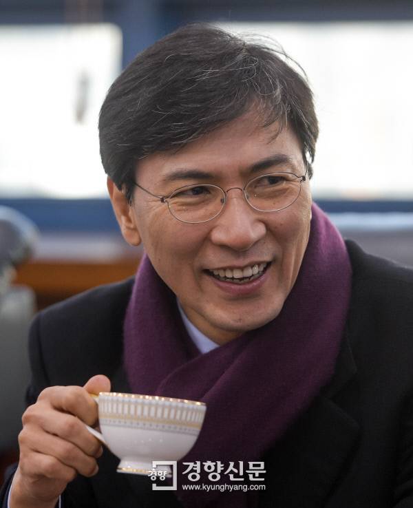 안희정 충남지사가 11일 서울 중구 정동 경향신문에서 신년 인터뷰를 갖고 있다. 이석우 기자 foto0307@kyunghyang.com