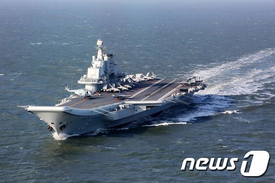 중국 해군 항공모함 '랴오닝'호(자료사진) © AFP=뉴스1
