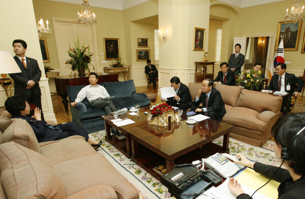 2007년2월14일 부시대통령과 6자회담관련 전화통화를 하기 직전 모습 ⓒ 장철영