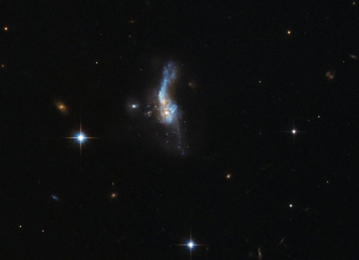 허블 우주망원경이 잡은 은하 충돌의 현장. 이 놀라운 광경은 허블의 고성능 탐사용 카메라로 찍은 것이다. 지구로부터 약 10억 광년 떨어진 곳에서 두 나선은하가 격렬한 충돌을 하고 있는 드라마틱한 사건 현장이다.(사진=ESA/Hubble&NASA)