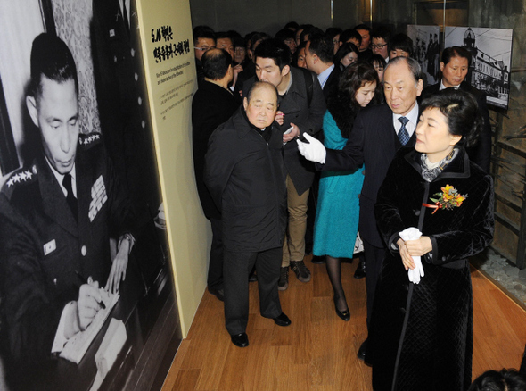 박근혜 새누리당 의원이 2012년 2월 서울 상암동에 개관한 박정희 대통령 기념 도서관을 관람하고 있다. 사진공동취재단