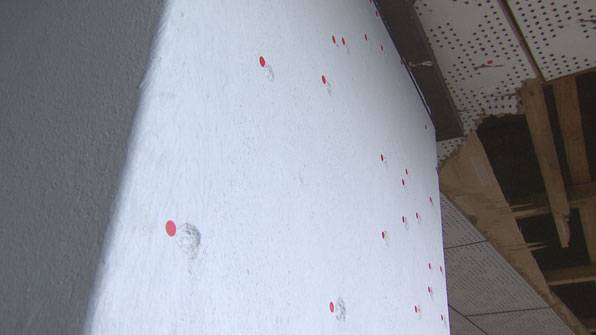 기둥에 집중된 총탄 흔적