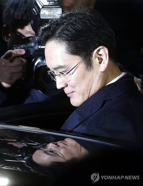 차량 탑승하는 이재용 (서울=연합뉴스) 김도훈 기자= 비선실세 최순실 일가 지원과 관련한 뇌물공여 혐의를 받고 있는 이재용 삼성전자 부회장이 13일 오전 피의자신분으로 특검 조사를 받은 뒤 서울 강남구 특검 사무실 앞에서 차량에 탑승하고 있다. 2017.1.13 superdoo82@yna.co.kr