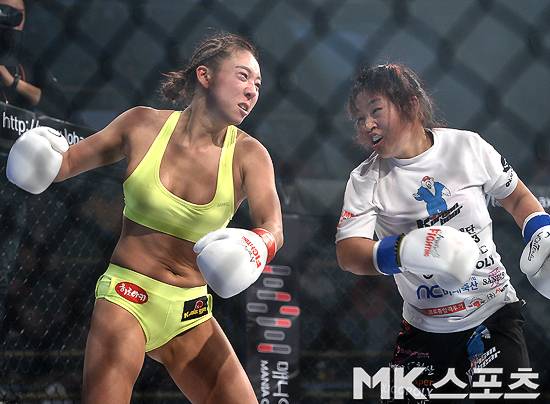 김정화(왼쪽)와 엘런킴(오른쪽)이 엔젤스파이팅 2 킥복싱 경기에서 주먹을 휘두르고 있다. 사진(KBS스포츠월드)=옥영화 기자