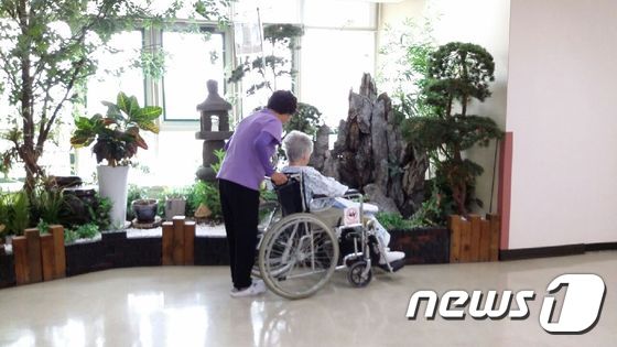 호스피스 자원봉사자가 요양기관에서 환자를 돌보고 있다. (사진은 기사와 직접 관련 없음)© News1