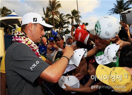 저스틴 토머스가 소니오픈 우승 직후 팬들에게 사인을 해주고 있다. 호놀룰루(美 하와이주)=Getty images/멀티비츠