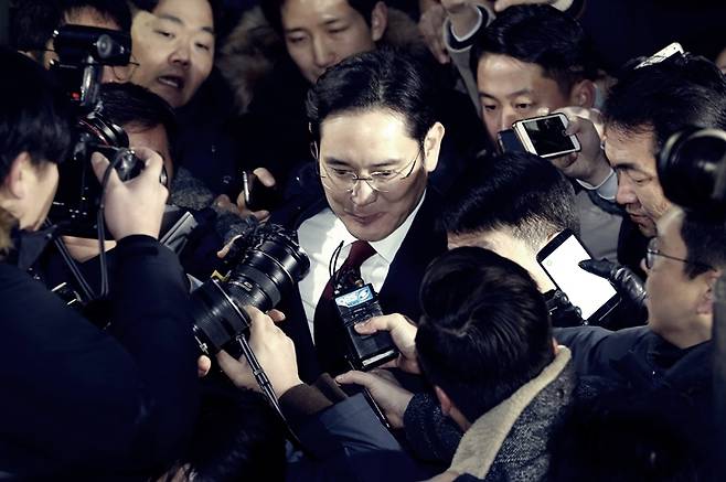 ⓒ연합뉴스 이재용 삼성전자 부회장이 피의자신분으로 특검 조사를 받은 뒤 서울 강남구 특검 사무실을 나서고 있다.