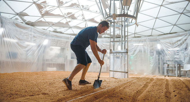 2015년 화성 탐사를 주제로 한 영화 《마션》의 장면. 아래는 주인공이 화성에서 감자를 재배하는 모습