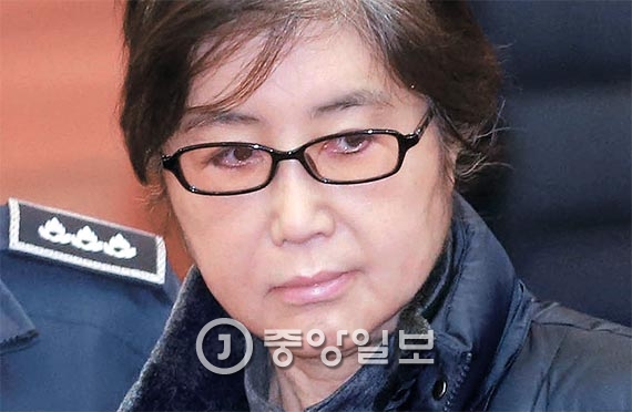 헌법재판소에 증인으로 출석한 최순실씨가 박근혜 대통령 탄핵소추위원을 쏘아보고 있다. 최씨는 자신의 혐의와 관련된 질문이 나오면 “증거가 있느냐”며 따지듯 반문했다. [사진 김춘식 기자]