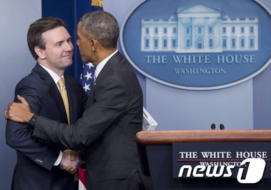 17일(현지시간) 백악관 브리핑룸을 깜짝 방문한 버락 오바마 미국 대통령(오른쪽)이 조시 어니스트 대변인에게 감사 인사를 전했다.  © AFP=뉴스1