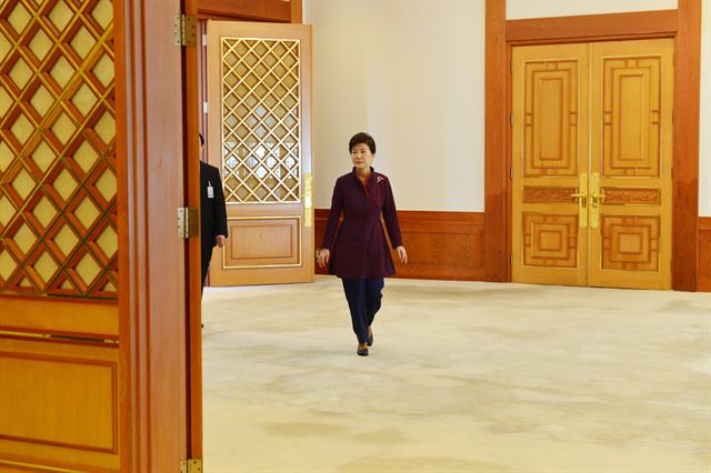 박근혜 대통령이 2015년 10월 29일 군 장성 승진 및 보직신고를 받기 위해 청와대 본관 1층 충무실로 향하고 있다. 복도와 충무실을 잇는 꽤 넓은 공간이 아무 집기도 없이 텅 비어 있다.