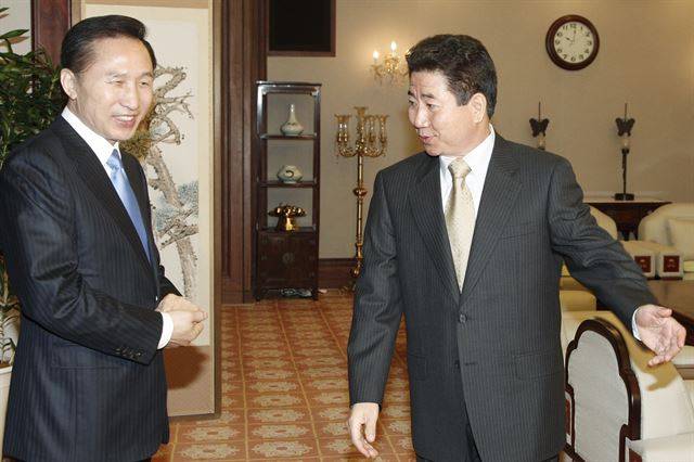 노 전 대통령이 2008년 2월 18일 이명박 대통령 당선인을 청와대 관저로 초청해 환담 장소로 안내하고 있다. 장철영 전 대통령 전속 사진사