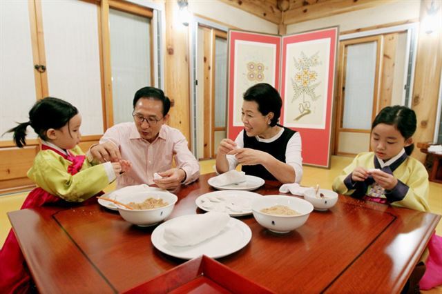 이명박 전 대통령이 2010년 9월 20일 추석을 앞두고 청와대 관저에서 영부인, 손녀들과 함께 송편을 빚고 있다. 김용위 전 청와대 전속 사진사
