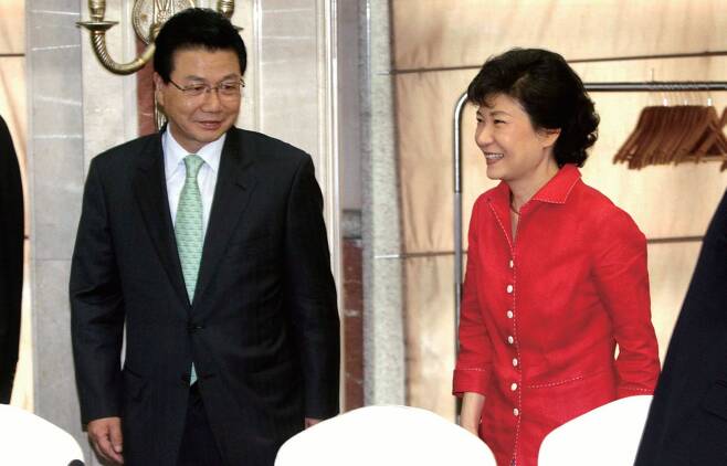 2011년 6월 한나라당 2018평창올림픽 유치특위에서 만난 박근혜 당시 의원과 김진선 특위 위원장. [중앙포토]