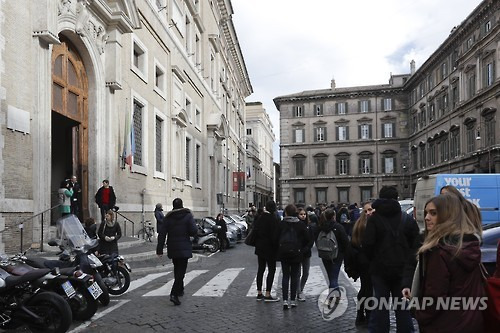 지난 18일 오전 이탈리아 중부 산간 지방을 규모 5 이상의 지진이 3차례 강타한 직후 로마의 한 학교 학생들이 건물 밖으로 피신해 있다. [AP = 연합뉴스 자료사진]