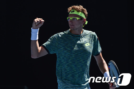 랭킹 117위 데니스 이스토민이 호주오픈에서 조코비치를 꺾는 이변을 일으켰다. © AFP=News1