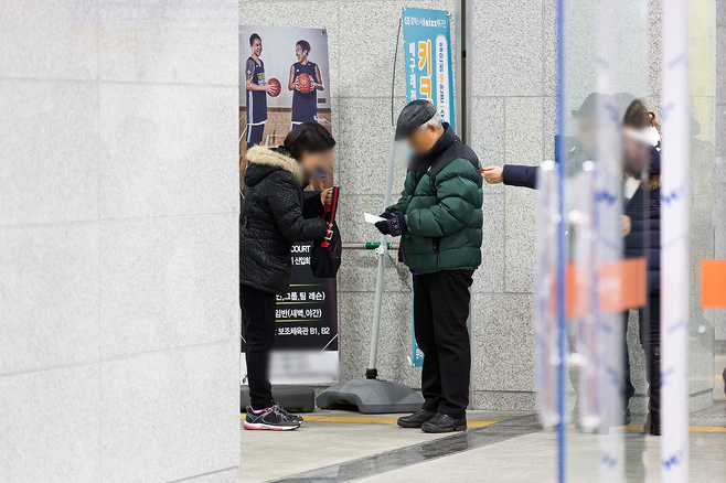 행사가 끝난 후 일부 참석자들이 지하철역 아래에서 일당을 지급받고 있다. ⓒ 시사저널 최준필​