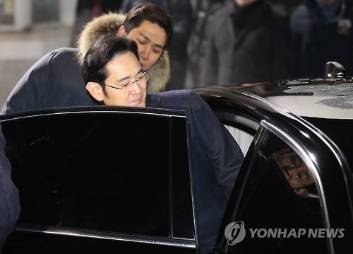 차량에 오르는 이재용 부회장 (의왕=연합뉴스) 이상학 기자 = 430억원대 뇌물공여와 횡령·위증 등 혐의에 대한 구속영장이 기각된 이재용 삼성전자 부회장이 19일 오전 의왕시 서울구치소 앞에서 대기중인 차량에 오르고 있다. leesh@yna.co.kr