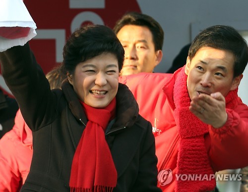 <자료사진> 박대통령과 유영하 변호사사진은 2012년 12월 제18대 대통령 선거를 앞두고 경기도 군포시에서 열린 거리유세에 동행한 유영하 변호사.