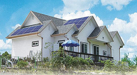 한솔테크닉스의 ‘한솔태양광’이 설치된 주택 지붕.