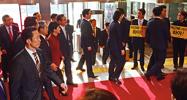 ⓒ연합뉴스 11월8일 박근혜 대통령이 정세균 국회의장과 면담하기 위해 국회에 입장하는 길목에서 정의당 의원들이 “박근혜 대통령 하야!”라고 쓴 피켓을 들고 있다.