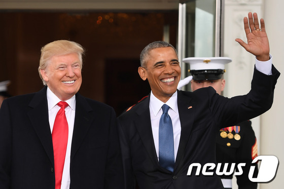 버락 오바마 미국 대통령(오른쪽)이 20일(현지시간) 백악관을 찾은 도널드 트럼프 대통령 당선인을 반기고 있다. © AFP=뉴스1 © News1 최종일 기자