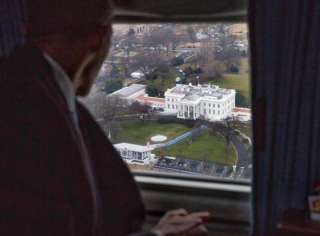 20일 백악관을 떠나는 버락 오바마 전 대통령이 전용 헬기 창 밖으로 백악관 건물을 바라보고 있다. 백악관 수석 사진가 피트 수자 인스타그램 갈무리