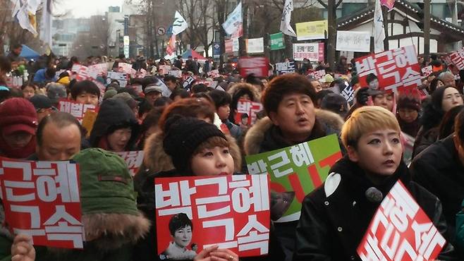 21일 전주에서 열린 만민공동회 및 제11차 전북도민 총궐기에서 시민들이 박근혜 퇴진을 외치고 있다.