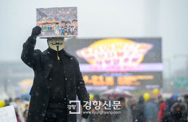 한 예술가가 21일 서울 광화문광장에서 ‘문화·예술 블랙리스트’에 항의하는 퍼포먼스를 갖고 있다. 이석우 기자 foto0307@kyunghyang.com