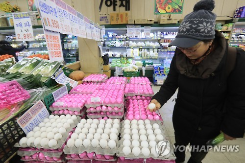흰색 계란 바라보는 소비자들      (서울=연합뉴스) 서명곤 기자 = 21일 오후 서울 시내 한 마트에서 소비자들이 '계란 대란'의 해결사로 수입된 미국산 흰색 계란을 살펴보고 있다.    2017.1.21      seephoto@yna.co.kr