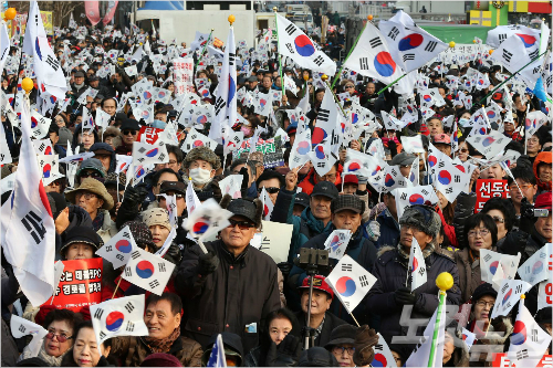 보수단체 회원들이 지난해 12월 24일 오후 서울 청계광장에서 탄핵반대 집회를 갖고 태극기를 흔들고 있다. 황진환기자
