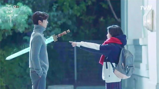 김신의 가슴에 꽂힌 칼이 보인다고 고백하는 지은탁. tvN 방송 화면 캡처