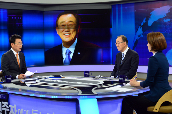 반기문 전 유엔 사무총장(가운데)이 23일 KBS 에 출연해 진행자의 질문에 답하고 있다. KBS 제공
