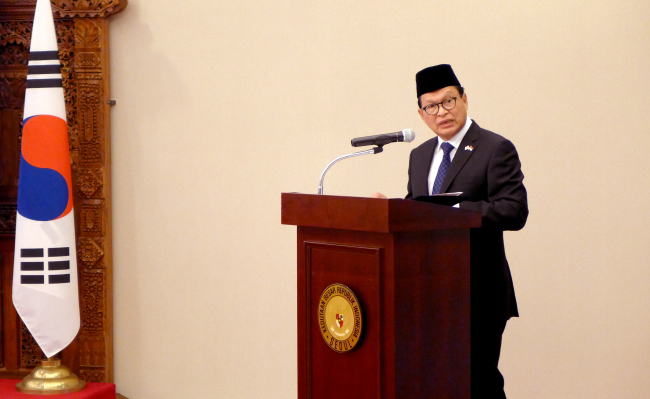 Indonesian Ambassador John Aristianto Prasetio speaks at an award ceremony at the embassy in Seoul in December 2015, where former ROK Army Chief of Staff Kim Yo-han was bestowed the Order of Service Medal by Indonesian President Joko Widodo (Joel Lee / The Korea Herald)