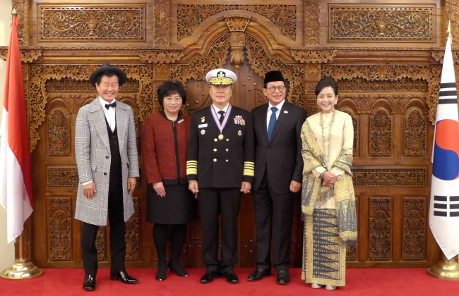 Korean Admiral Jung Ho-sub (center) was conferred Indonesia’s highest naval award, Bintang Jalasena Utama, in a ceremony at the embassy in Seoul in February, 2016. From left: Korean trot singer Tae Jin-ah, spouse of admiral Ahn Mi-hee, Korean admiral and Chief of Naval Operations Jung Ho-sub, Indonesian Ambassador John Prasetio and his spouse Alexandra Prasetio. (Joel Lee / The Korea Herald)