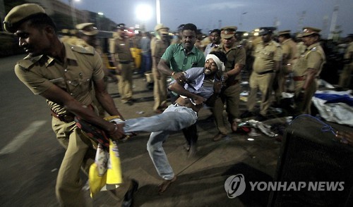 23일 인도 남부 타밀나두 주 첸나이에서 경찰이 잘리카투 허용 요구 시위대를 해산하고 있다.[AP=연합뉴스 자료사진]