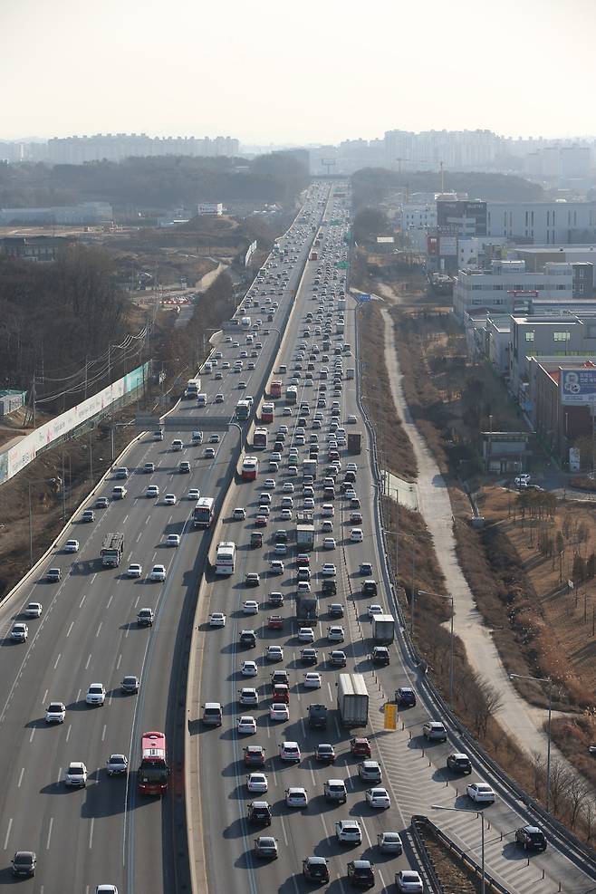 설 연휴 시작을 하루 앞둔 5일 오후 귀성길에 오른 차량들이 경기도 동탄에서 오산 부근을 줄지어 이동하고 있다. 신소영 기자 viator@hani.co.kr