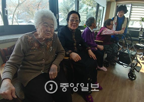 ‘나눔의집’ 거주 위안부 피해 할머니들이 23일 ‘독도 소녀상’에 반대 입장을 밝혔다. [사진 김민욱 기자]