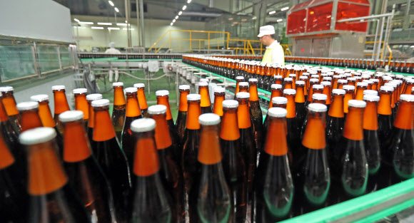 6일 강원 홍천군에 있는 하이트진로(주) 강원공장에서 맥주 생산이 한창이다. 연합뉴스