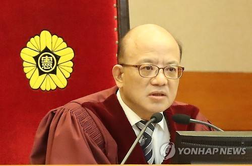 (서울=연합뉴스) 이상학 기자 = 박한철 헌법재판소장이 25일 오전 서울 종로구 재동 헌법재판소에서 열린 박근혜 대통령 탄핵심판 사건 9차 변론에서 관계자들의 출석을 확인하고 있다. 31일 퇴임을 앞둔 박 헌재소장은 이날 열리는 박근혜 대통령의 탄핵소추 심판 9차 증인신문을 마지막으로 재판관 업무를 마무리하게 된다.2017.1.25 leesh@yna.co.kr